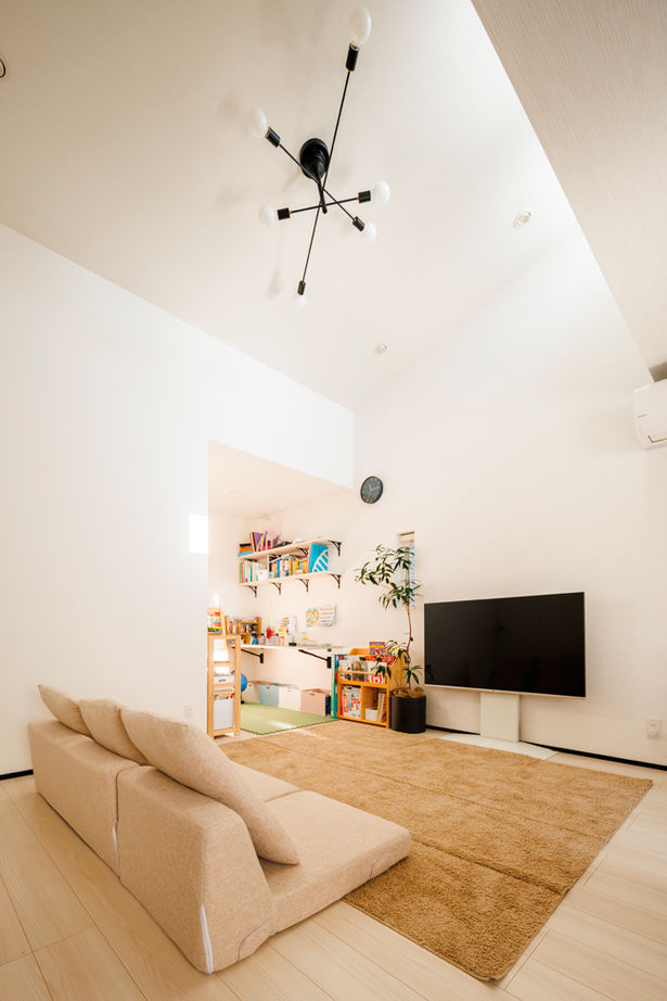 TAINN DESIGN　一級建築士事務所 【2385万円/26.4坪/狭小/間取り図あり】開放感あふれる吹き抜けの２階リビング。セキュリティ対策も万全の建築実例画像5