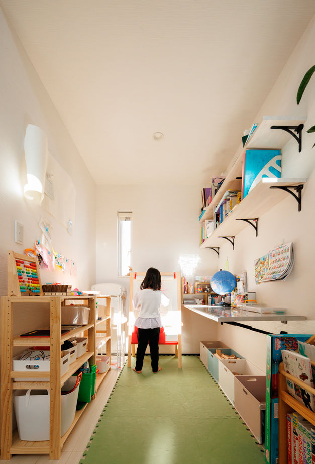 TAINN DESIGN　一級建築士事務所 【2385万円/26.4坪/狭小/間取り図あり】開放感あふれる吹き抜けの２階リビング。セキュリティ対策も万全の建築実例画像6