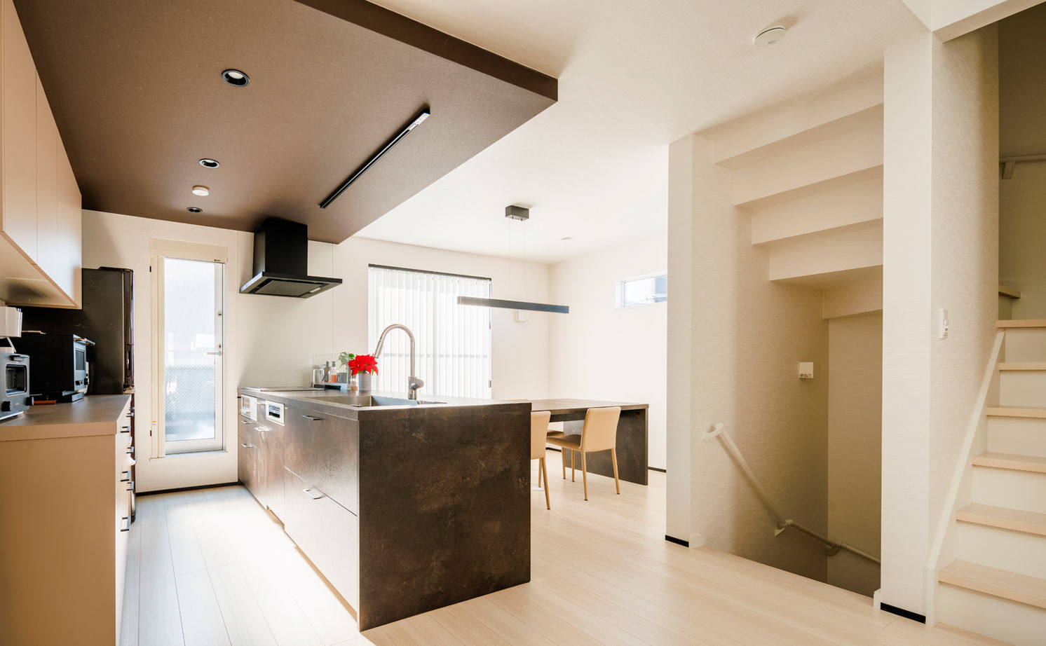 TAINN DESIGN　一級建築士事務所 【2385万円/26.4坪/狭小/間取り図あり】開放感あふれる吹き抜けの２階リビング。セキュリティ対策も万全の建築実例画像7