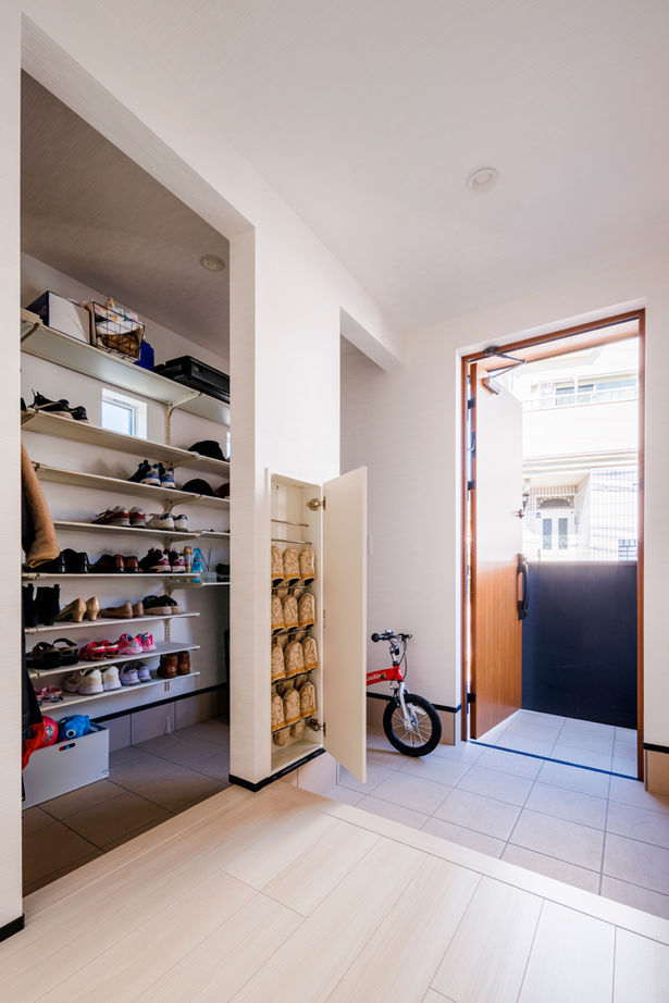 TAINN DESIGN　一級建築士事務所 【2385万円/26.4坪/狭小/間取り図あり】開放感あふれる吹き抜けの２階リビング。セキュリティ対策も万全の建築実例画像8