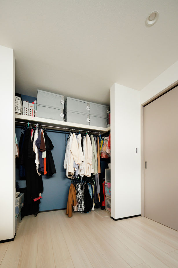 TAINN DESIGN　一級建築士事務所 【2385万円/26.4坪/狭小/間取り図あり】開放感あふれる吹き抜けの２階リビング。セキュリティ対策も万全の建築実例画像9