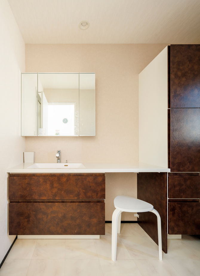 TAINN DESIGN　一級建築士事務所 【2385万円/26.4坪/狭小/間取り図あり】開放感あふれる吹き抜けの２階リビング。セキュリティ対策も万全の建築実例画像10