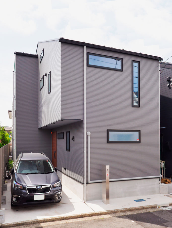 TAINN DESIGN　一級建築士事務所 【3000万円台/26.8坪/狭小/間取り図あり】吹き抜けで繋がる２階リビングと寛ぎのロフト。収納プランも必見の建築実例画像2