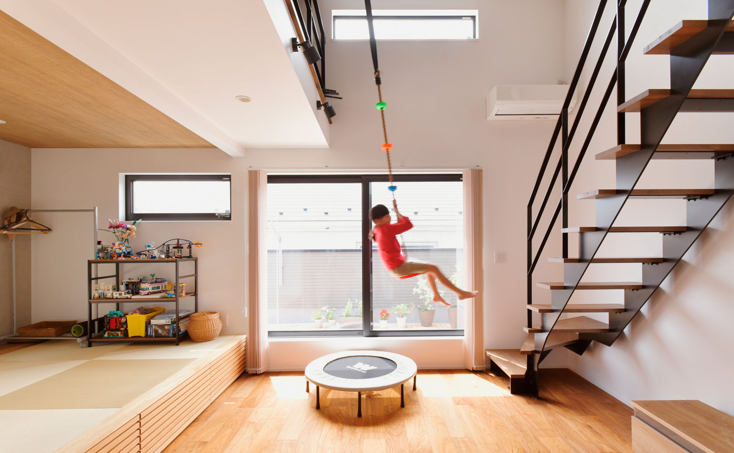 TAINN DESIGN　一級建築士事務所 【3000万円台/26.8坪/狭小/間取り図あり】吹き抜けで繋がる２階リビングと寛ぎのロフト。収納プランも必見の建築実例画像4