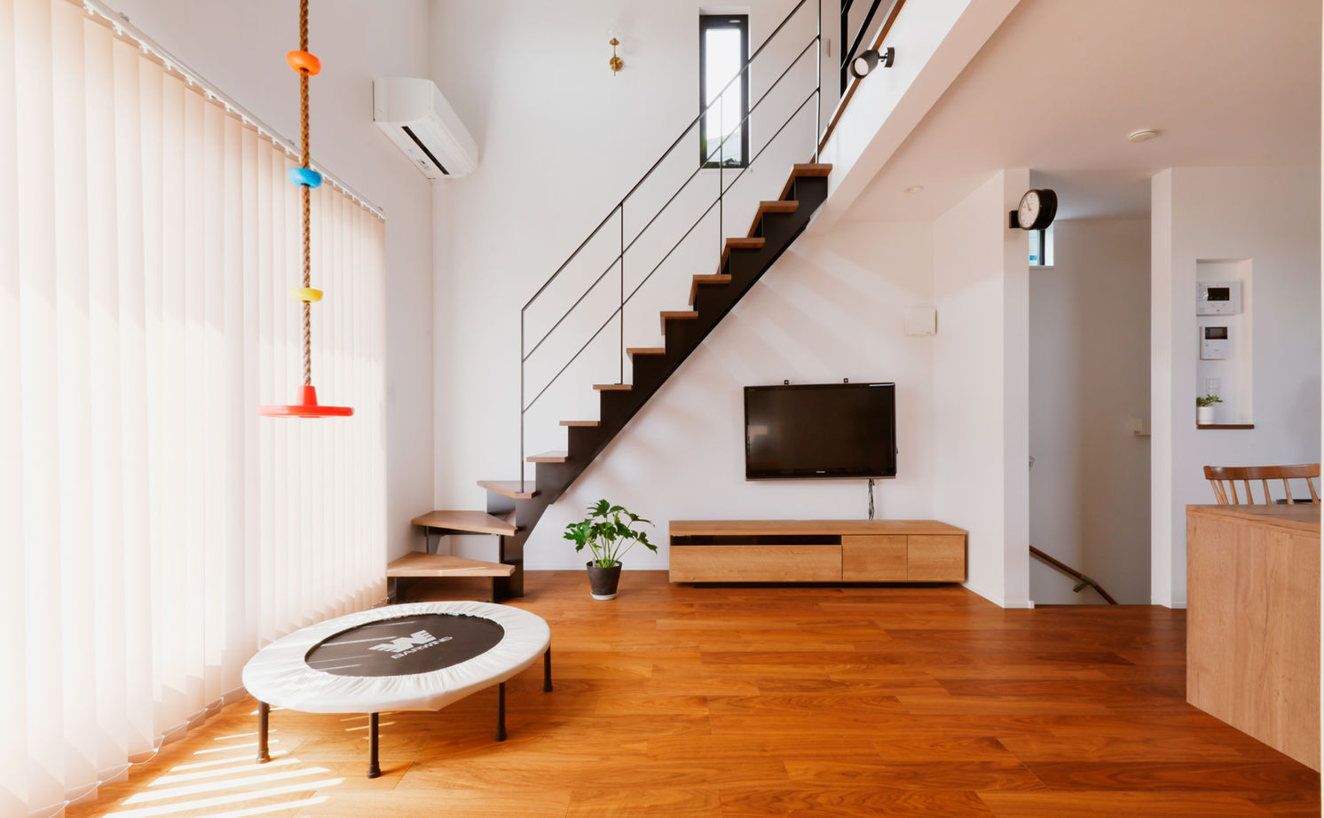 TAINN DESIGN　一級建築士事務所 【3000万円台/26.8坪/狭小/間取り図あり】吹き抜けで繋がる２階リビングと寛ぎのロフト。収納プランも必見の建築実例画像6