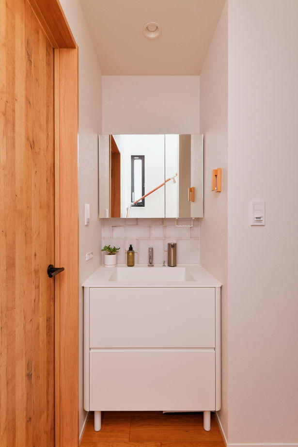 TAINN DESIGN　一級建築士事務所 【3000万円台/26.8坪/狭小/間取り図あり】吹き抜けで繋がる２階リビングと寛ぎのロフト。収納プランも必見の建築実例画像12