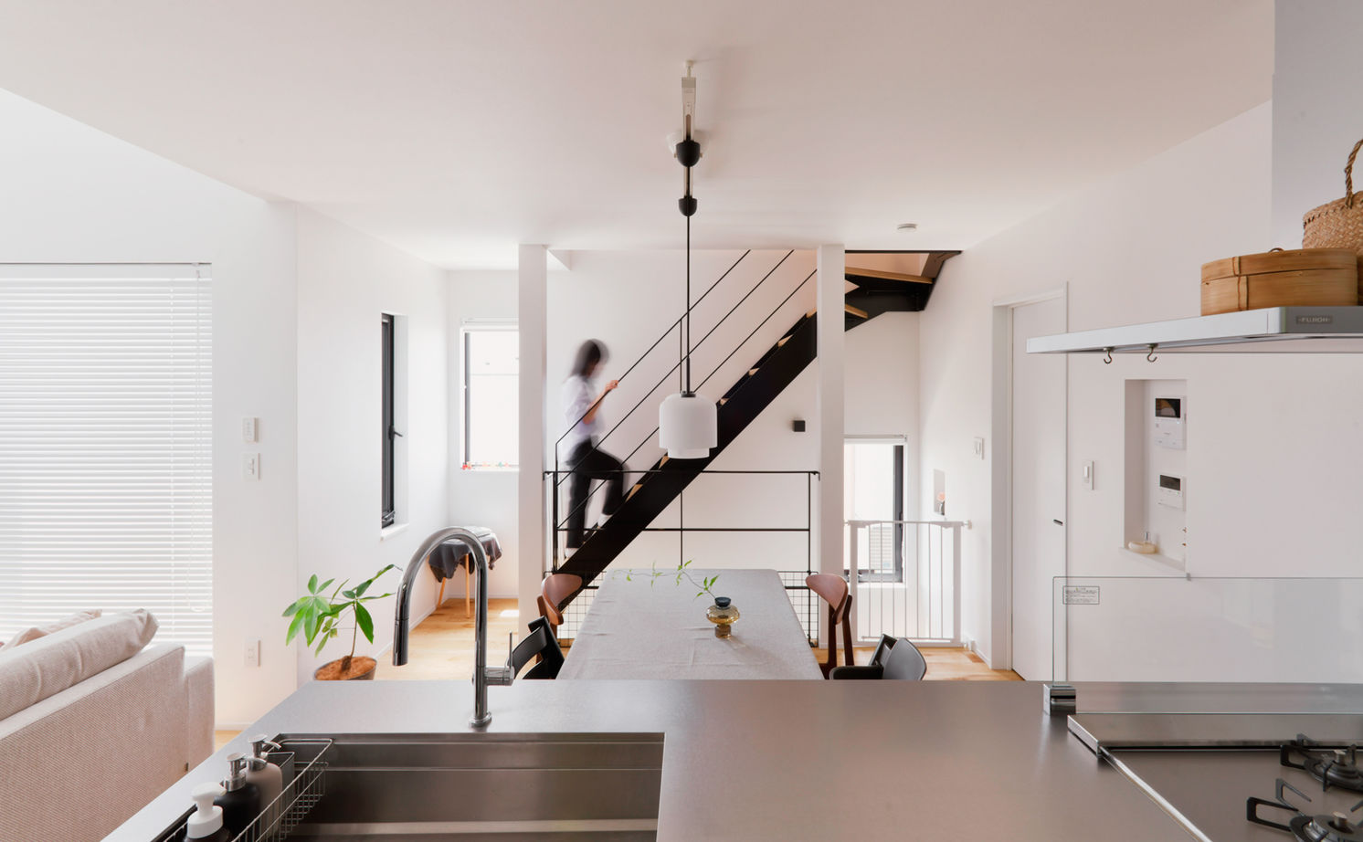 TAINN DESIGN　一級建築士事務所 【2800万円台/24.7坪/狭小地/間取り図あり】LDKと水まわり動線をワンフロアに！家族が集まりやすいプランの建築実例画像3