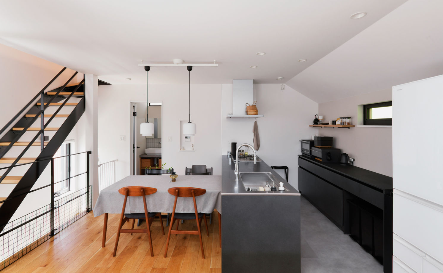 TAINN DESIGN　一級建築士事務所 【2800万円台/24.7坪/狭小地/間取り図あり】LDKと水まわり動線をワンフロアに！家族が集まりやすいプランの建築実例画像5