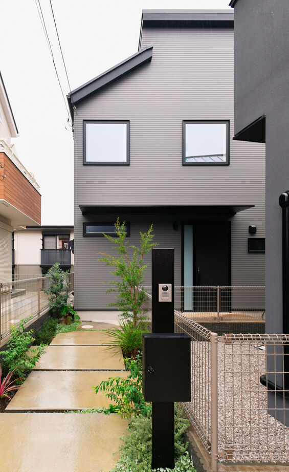 TAINN DESIGN　一級建築士事務所 【24.5坪/旗竿地/間取り図あり】オリジナルの木製格子から優しい光が差し込む２階リビングの建築実例画像2