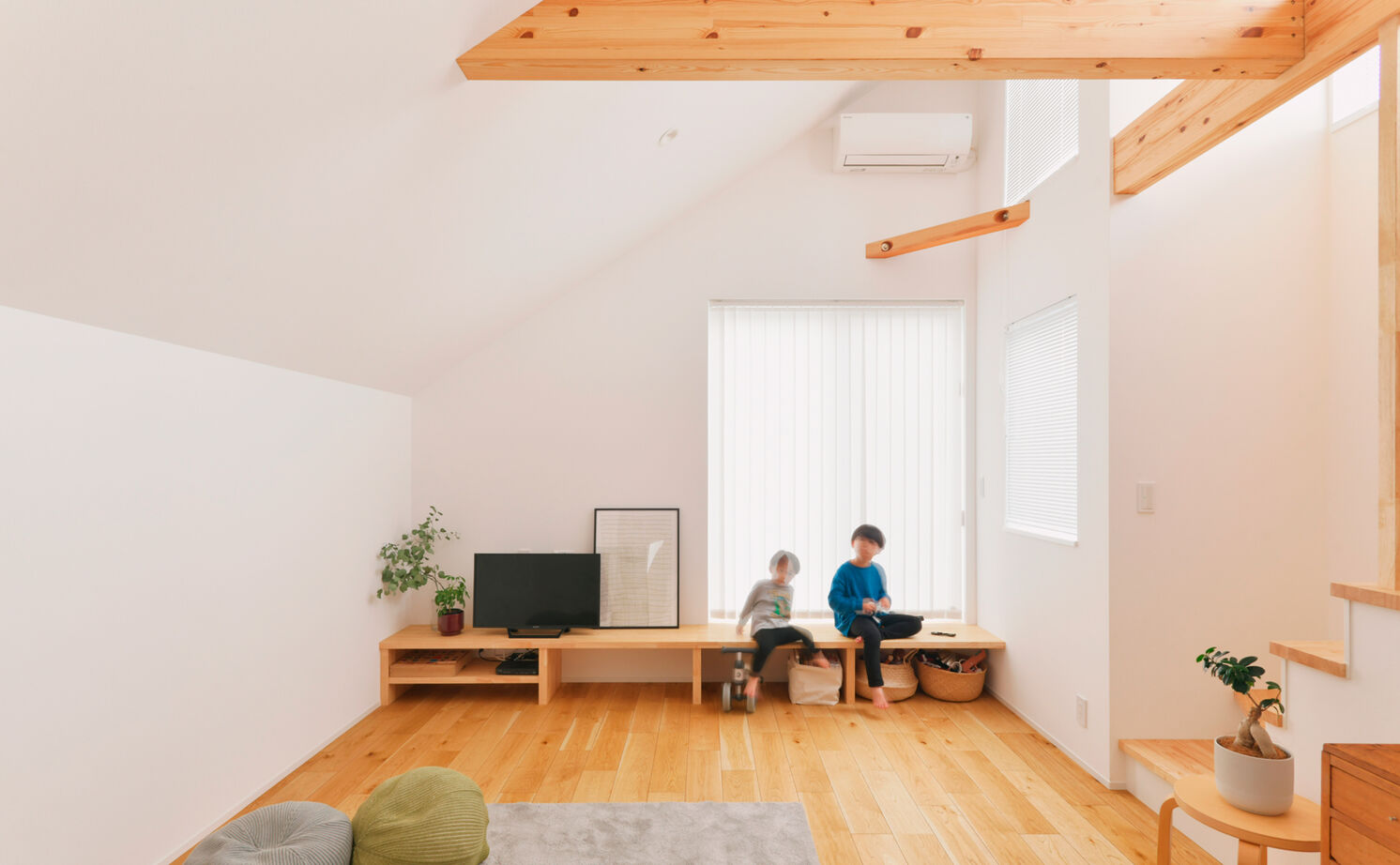 TAINN DESIGN　一級建築士事務所 【24.5坪/旗竿地/間取り図あり】オリジナルの木製格子から優しい光が差し込む２階リビングの建築実例画像3