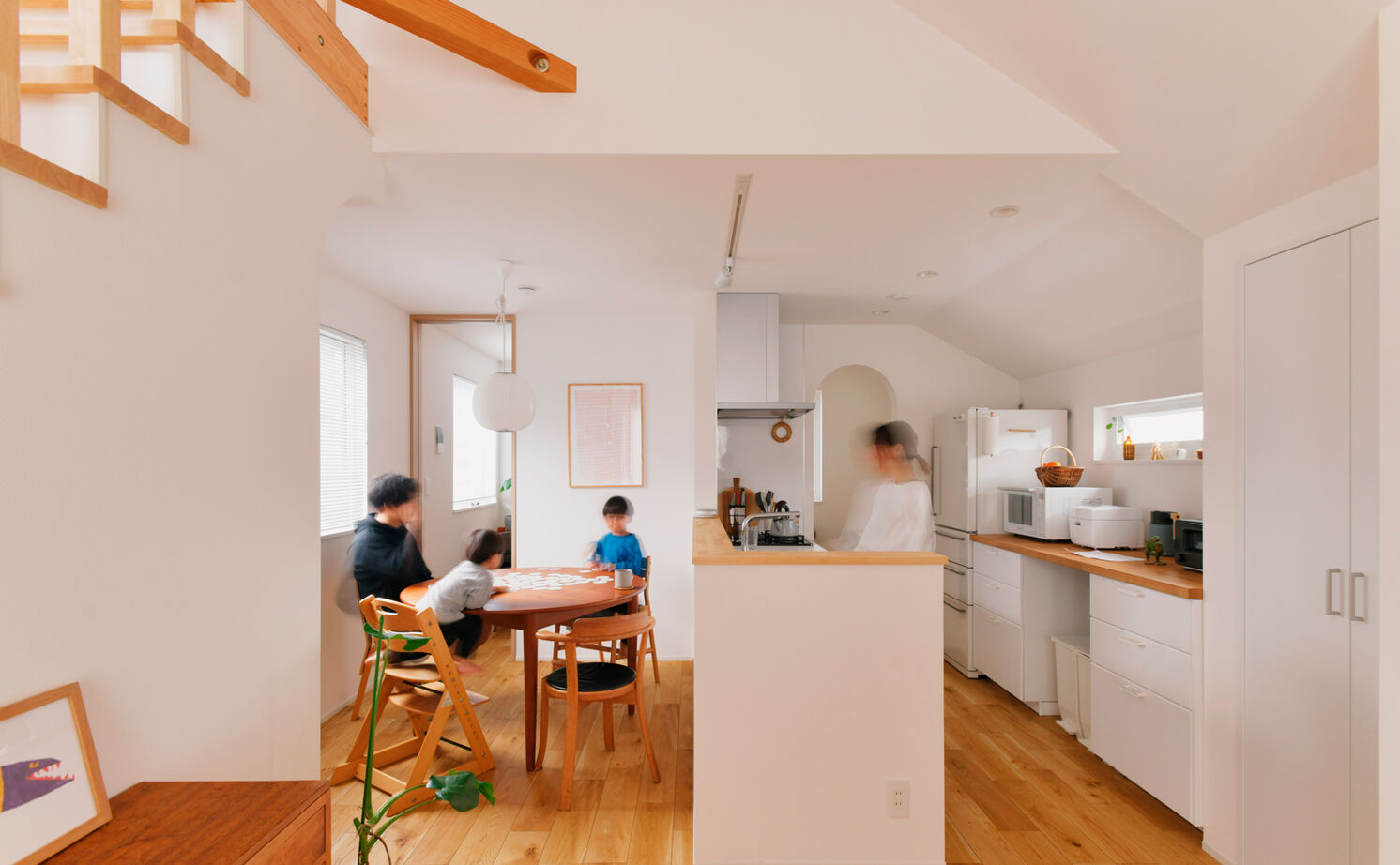 TAINN DESIGN　一級建築士事務所 【24.5坪/旗竿地/間取り図あり】オリジナルの木製格子から優しい光が差し込む２階リビングの建築実例画像5