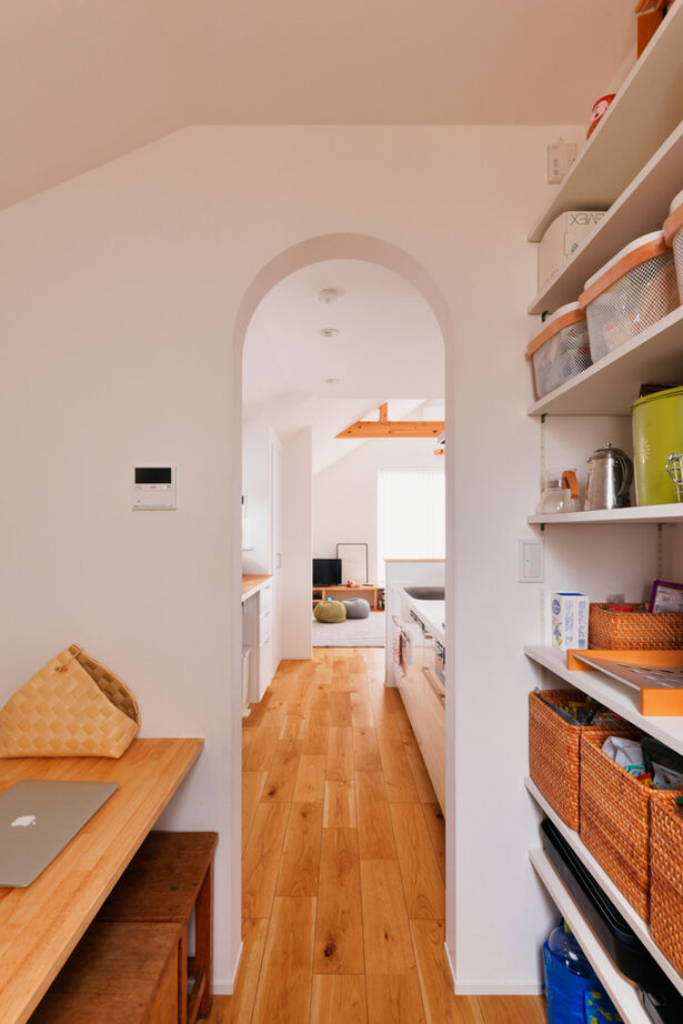 TAINN DESIGN　一級建築士事務所 【24.5坪/旗竿地/間取り図あり】オリジナルの木製格子から優しい光が差し込む２階リビングの建築実例画像7