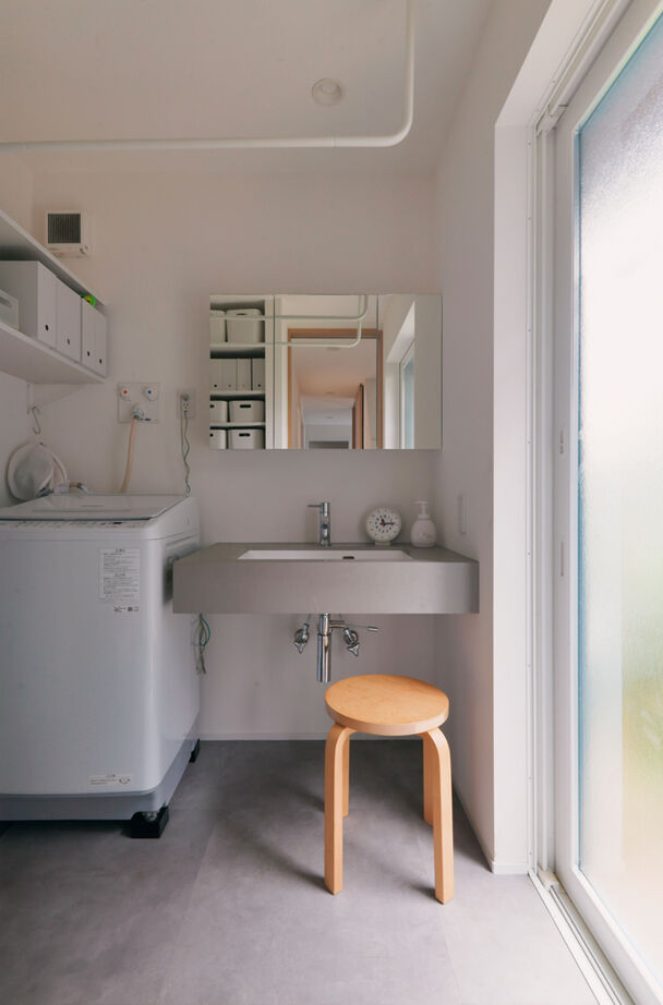 TAINN DESIGN　一級建築士事務所 【24.5坪/旗竿地/間取り図あり】オリジナルの木製格子から優しい光が差し込む２階リビングの建築実例画像8