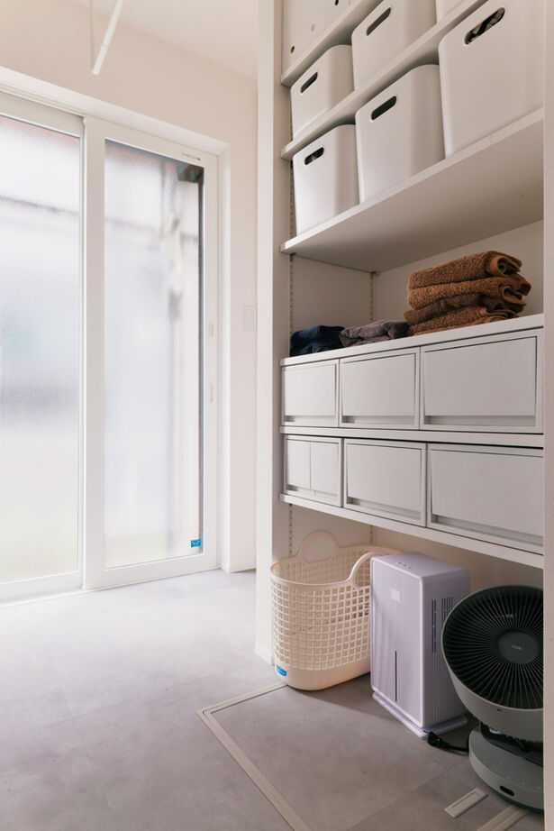 TAINN DESIGN　一級建築士事務所 【24.5坪/旗竿地/間取り図あり】オリジナルの木製格子から優しい光が差し込む２階リビングの建築実例画像9