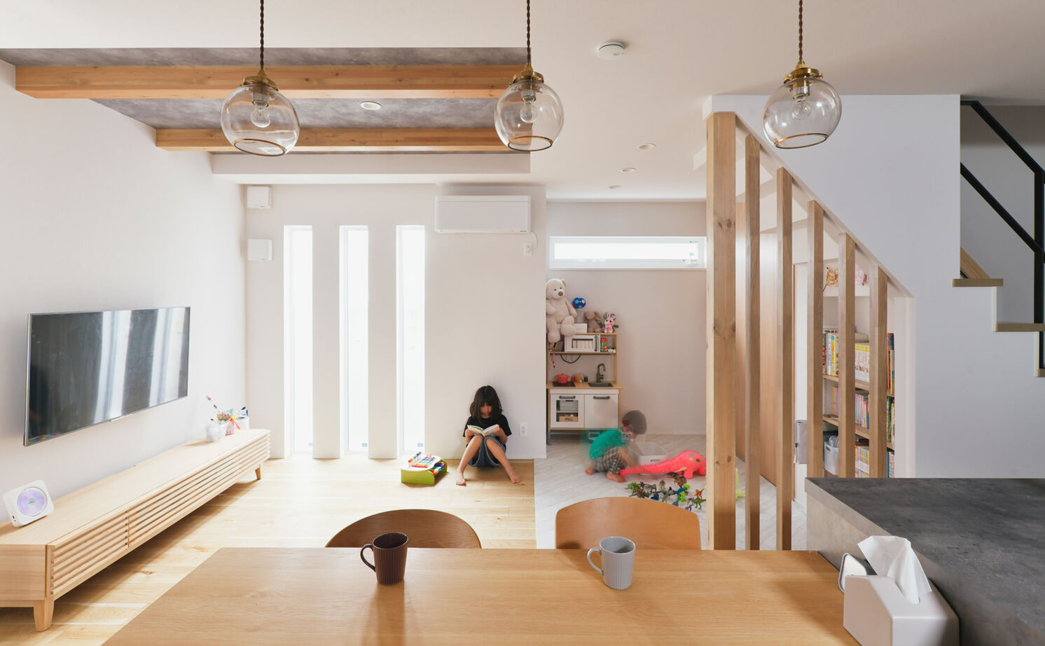 TAINN DESIGN　一級建築士事務所 【2510万円／28.2坪／旗竿地】生活感を隠せる収納力とスマート動線。子育て真っ只中の共働き夫婦を助ける家の建築実例画像