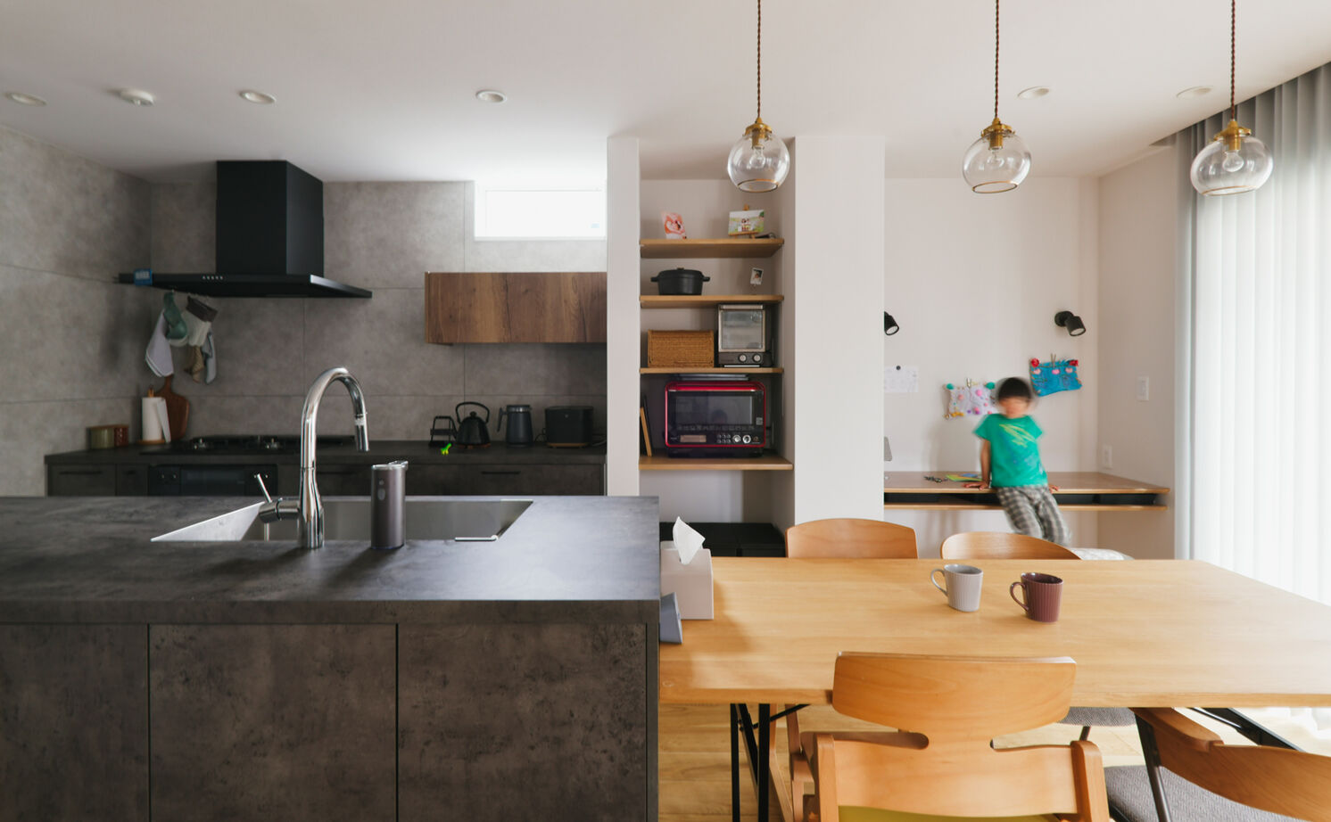 TAINN DESIGN　一級建築士事務所 【2510万円／28.2坪／旗竿地】生活感を隠せる収納力とスマート動線。子育て真っ只中の共働き夫婦を助ける家の建築実例画像2