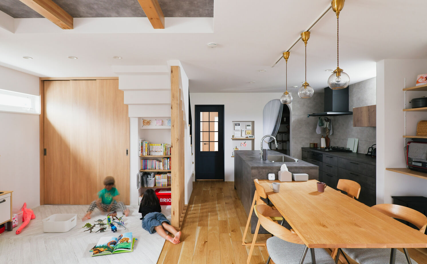 TAINN DESIGN　一級建築士事務所 【2510万円／28.2坪／旗竿地】生活感を隠せる収納力とスマート動線。子育て真っ只中の共働き夫婦を助ける家の建築実例画像3