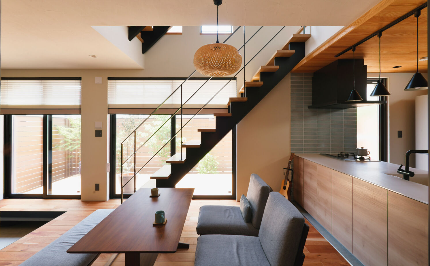 TAINN DESIGN　一級建築士事務所 【5000万円台/32.5坪/間取り図あり】土間リビングとストレスフリーの家事動線。家族の動きに寄り添う住まいの建築実例画像3