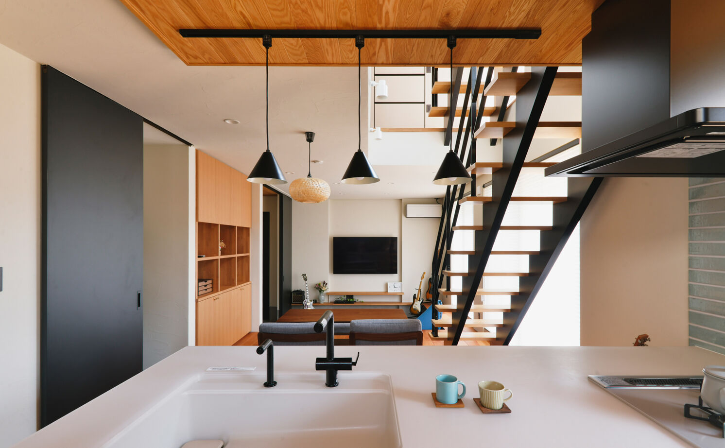 TAINN DESIGN　一級建築士事務所 【5000万円台/32.5坪/間取り図あり】土間リビングとストレスフリーの家事動線。家族の動きに寄り添う住まいの建築実例画像6