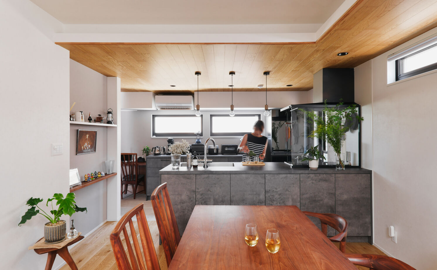 TAINN DESIGN　一級建築士事務所 【3045万円/30.3坪/ペットと暮らす/間取り図あり】ウォールナットの家具が映える吹き抜けのリビングの建築実例画像