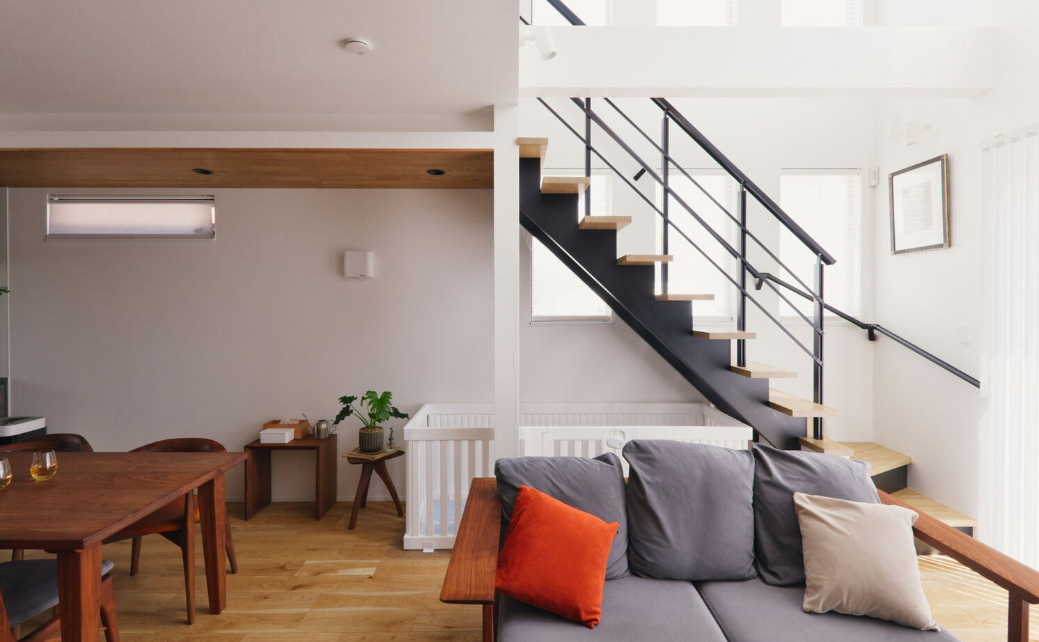 TAINN DESIGN　一級建築士事務所 【3045万円/30.3坪/ペットと暮らす/間取り図あり】ウォールナットの家具が映える吹き抜けのリビングの建築実例画像2