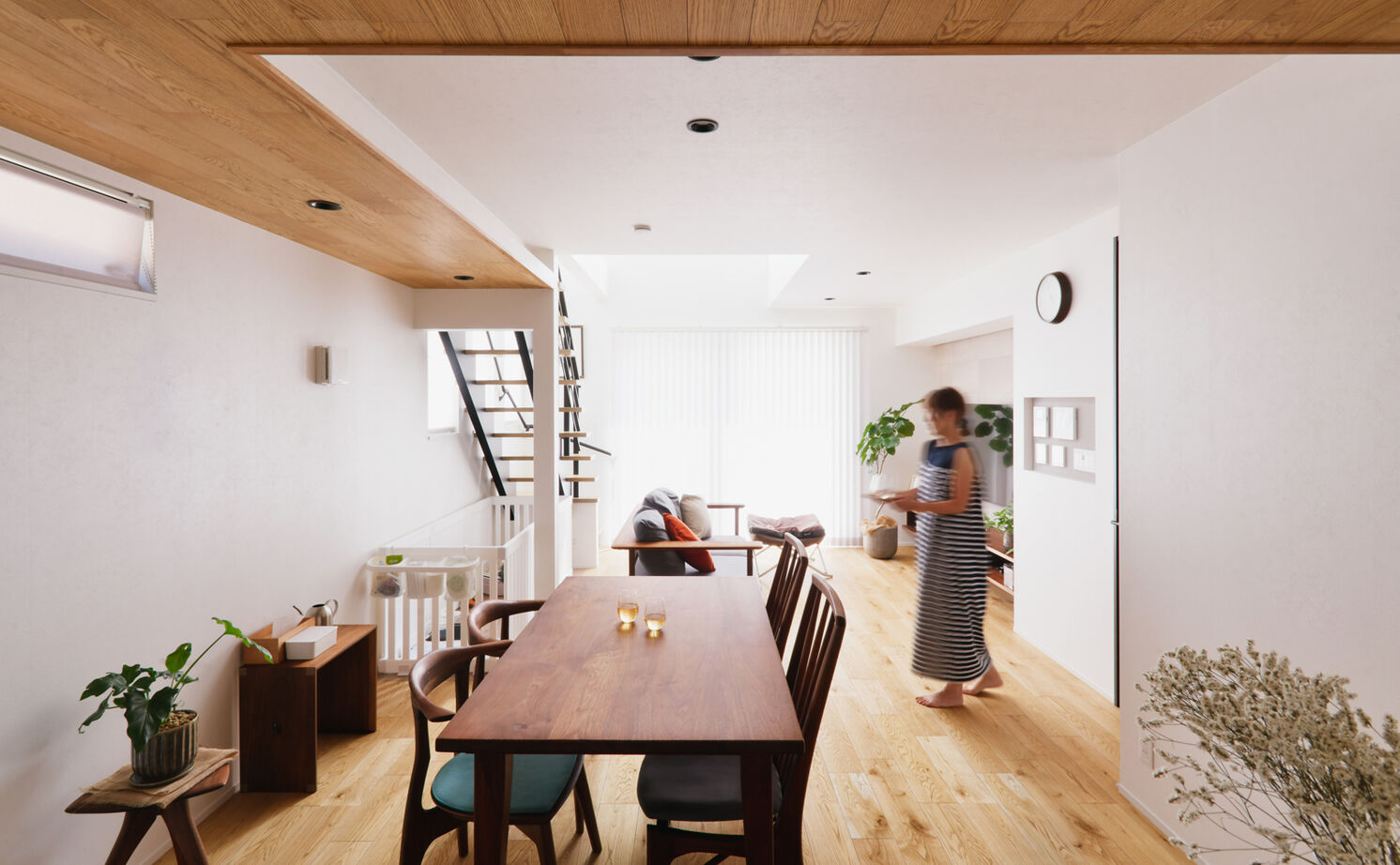 TAINN DESIGN　一級建築士事務所 【3045万円/30.3坪/ペットと暮らす/間取り図あり】ウォールナットの家具が映える吹き抜けのリビングの建築実例画像3