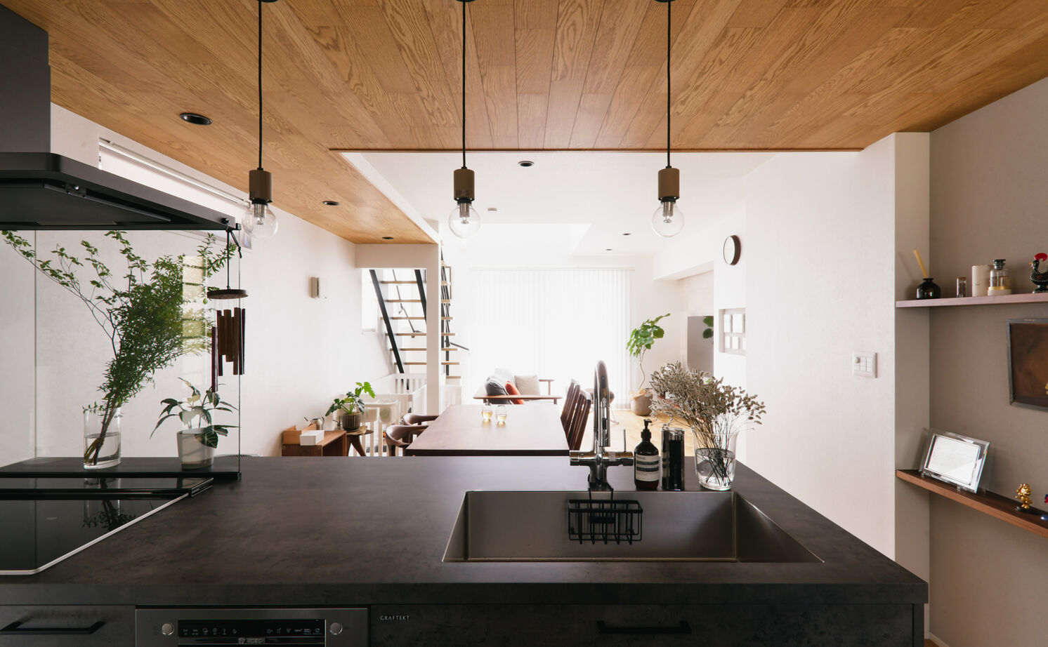 TAINN DESIGN　一級建築士事務所 【3045万円/30.3坪/ペットと暮らす/間取り図あり】ウォールナットの家具が映える吹き抜けのリビングの建築実例画像4