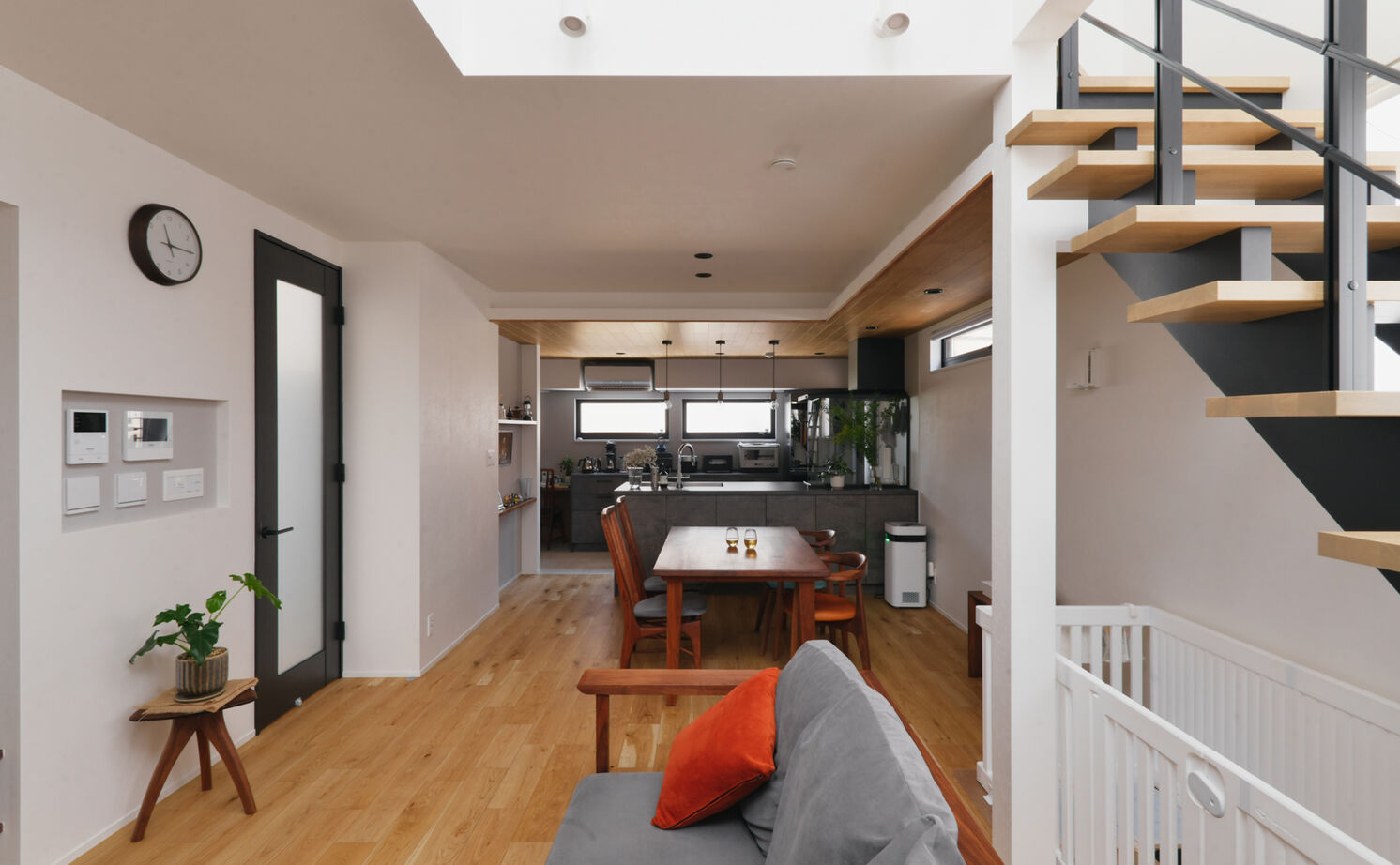 TAINN DESIGN　一級建築士事務所 【3045万円/30.3坪/ペットと暮らす/間取り図あり】ウォールナットの家具が映える吹き抜けのリビングの建築実例画像6