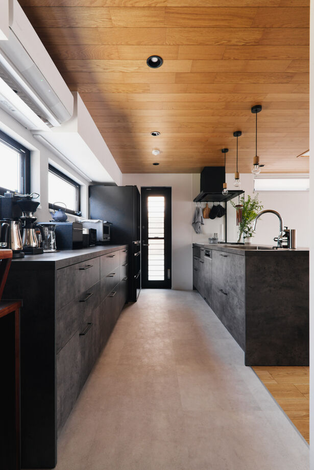 TAINN DESIGN　一級建築士事務所 【3045万円/30.3坪/ペットと暮らす/間取り図あり】ウォールナットの家具が映える吹き抜けのリビングの建築実例画像7