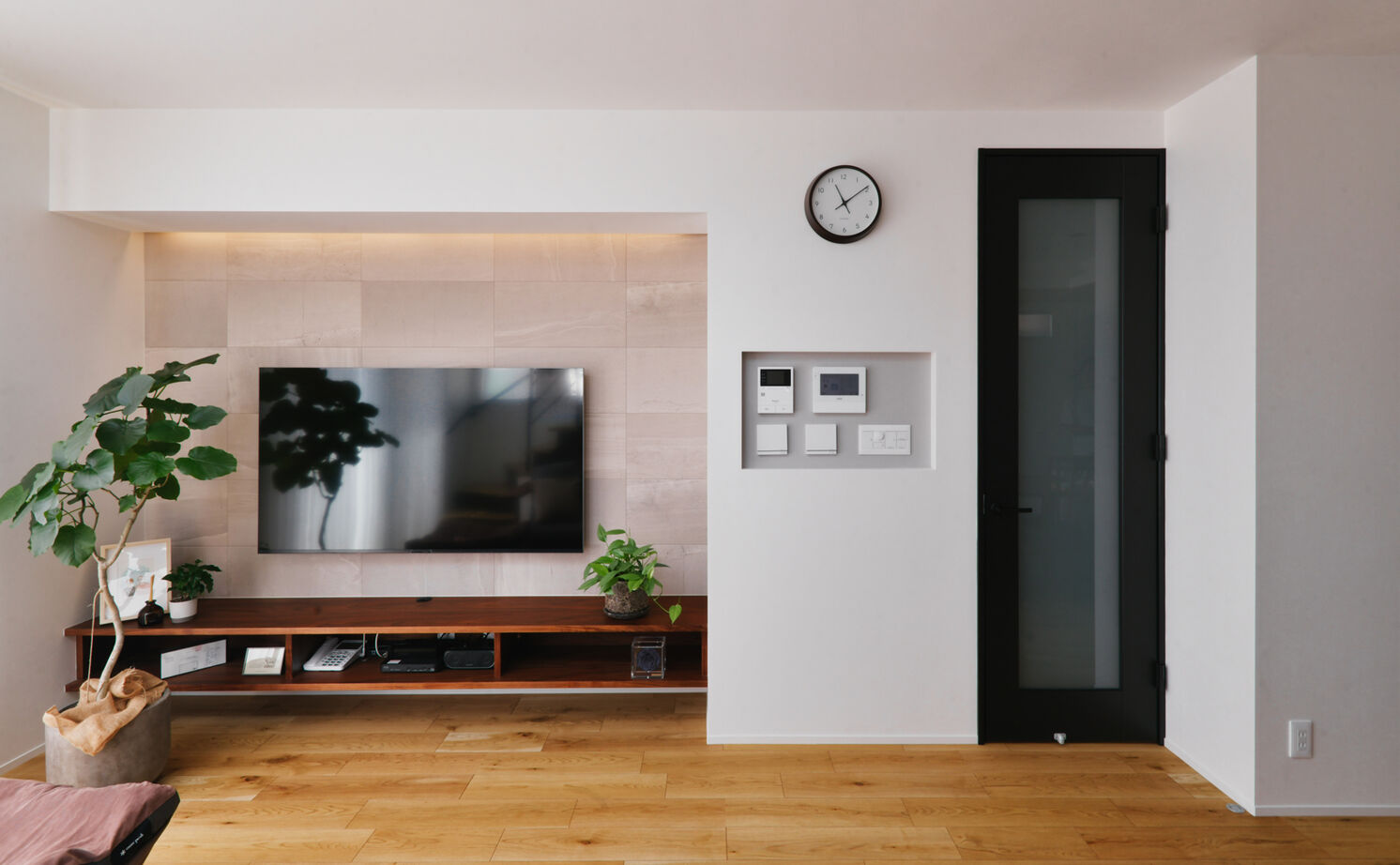 TAINN DESIGN　一級建築士事務所 【3045万円/30.3坪/ペットと暮らす/間取り図あり】ウォールナットの家具が映える吹き抜けのリビングの建築実例画像8