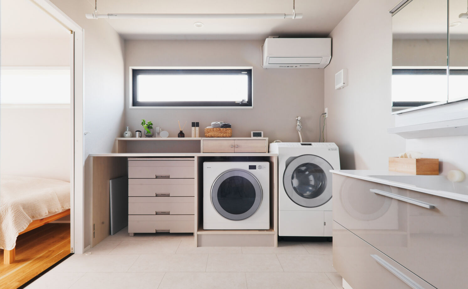 TAINN DESIGN　一級建築士事務所 【3045万円/30.3坪/ペットと暮らす/間取り図あり】ウォールナットの家具が映える吹き抜けのリビングの建築実例画像9