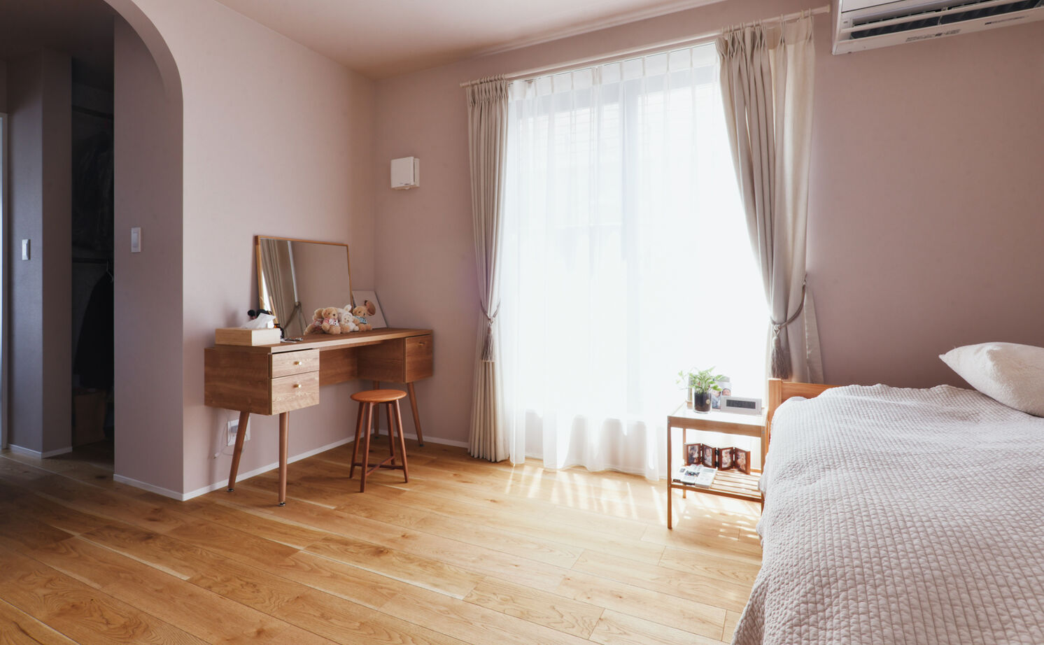 TAINN DESIGN　一級建築士事務所 【3045万円/30.3坪/ペットと暮らす/間取り図あり】ウォールナットの家具が映える吹き抜けのリビングの建築実例画像10