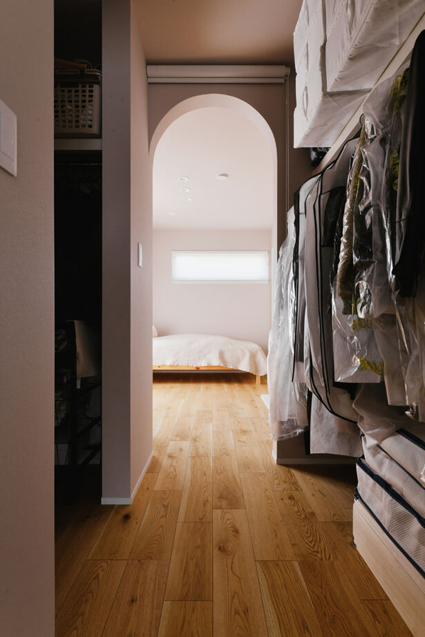 TAINN DESIGN　一級建築士事務所 【3045万円/30.3坪/ペットと暮らす/間取り図あり】ウォールナットの家具が映える吹き抜けのリビングの建築実例画像11