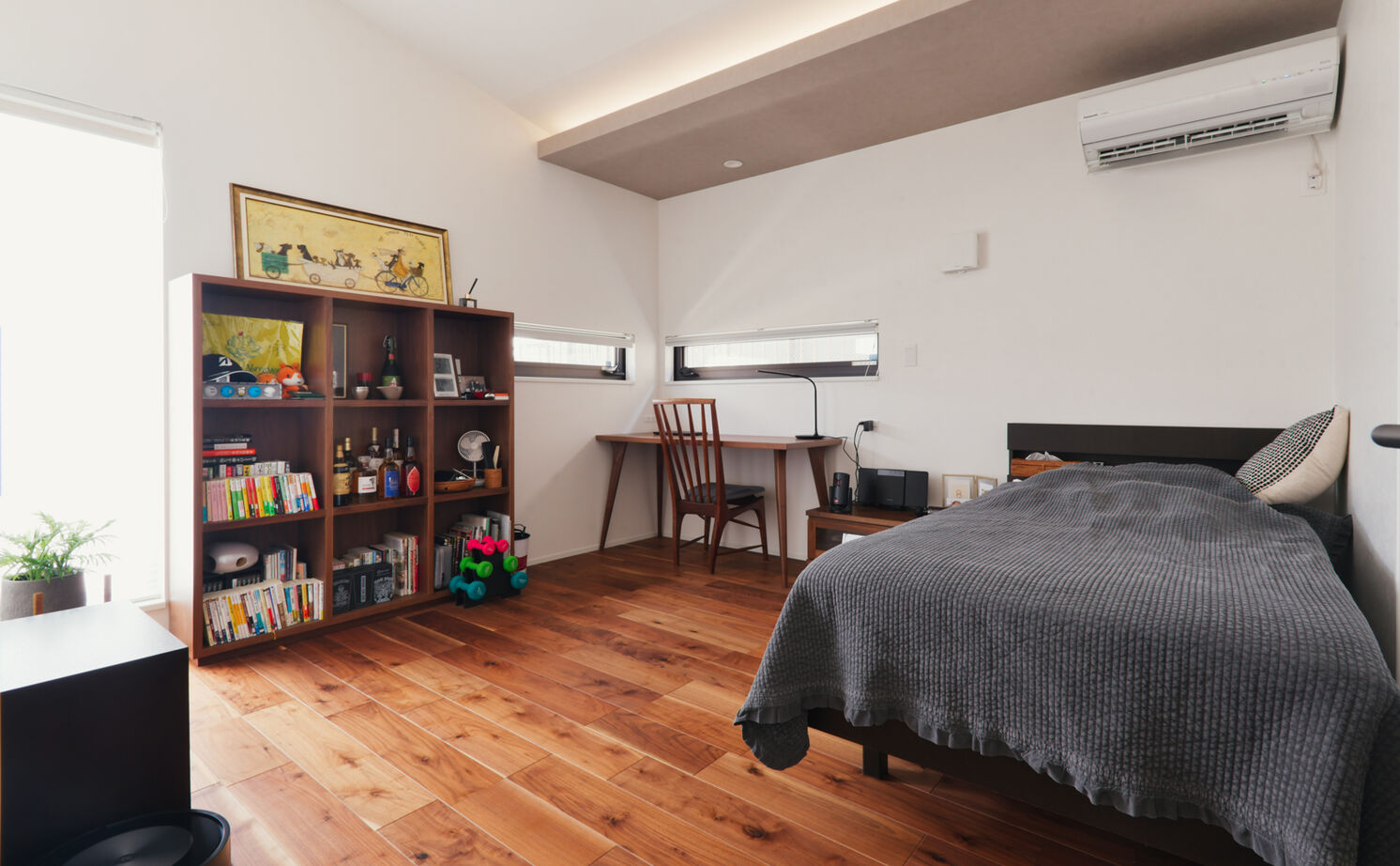 TAINN DESIGN　一級建築士事務所 【3045万円/30.3坪/ペットと暮らす/間取り図あり】ウォールナットの家具が映える吹き抜けのリビングの建築実例画像12