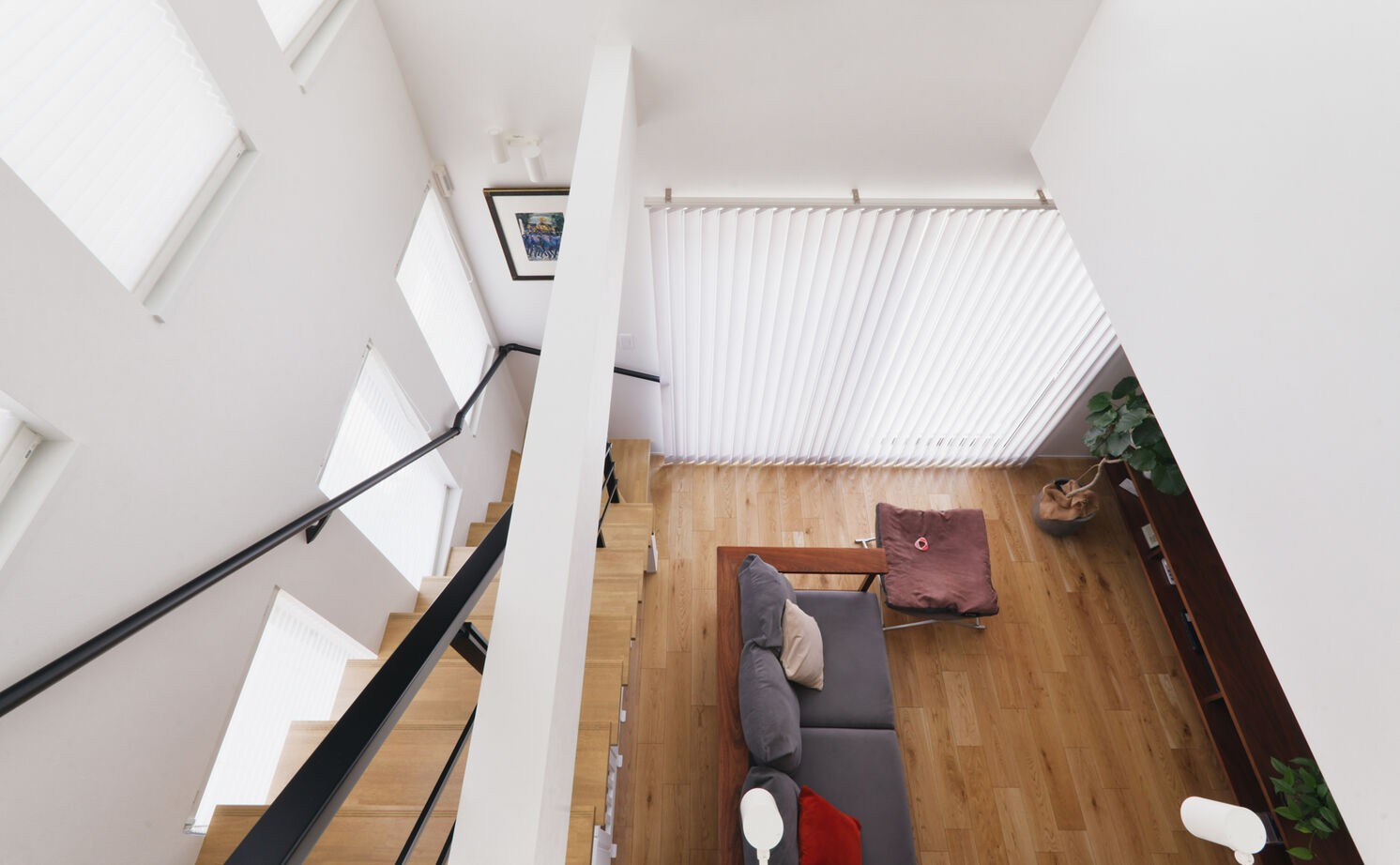 TAINN DESIGN　一級建築士事務所 【3045万円/30.3坪/ペットと暮らす/間取り図あり】ウォールナットの家具が映える吹き抜けのリビングの建築実例画像13