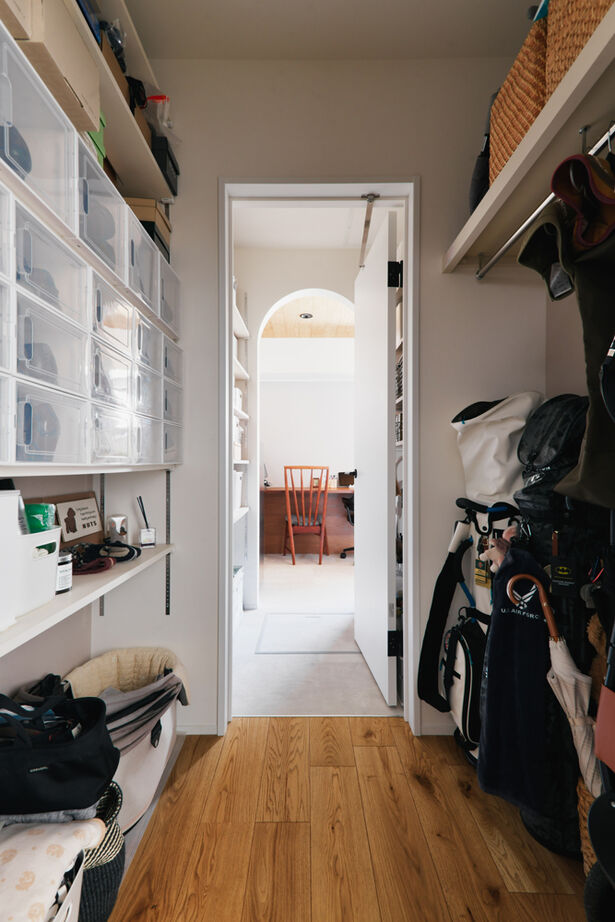 TAINN DESIGN　一級建築士事務所 【3045万円/30.3坪/ペットと暮らす/間取り図あり】ウォールナットの家具が映える吹き抜けのリビングの建築実例画像14