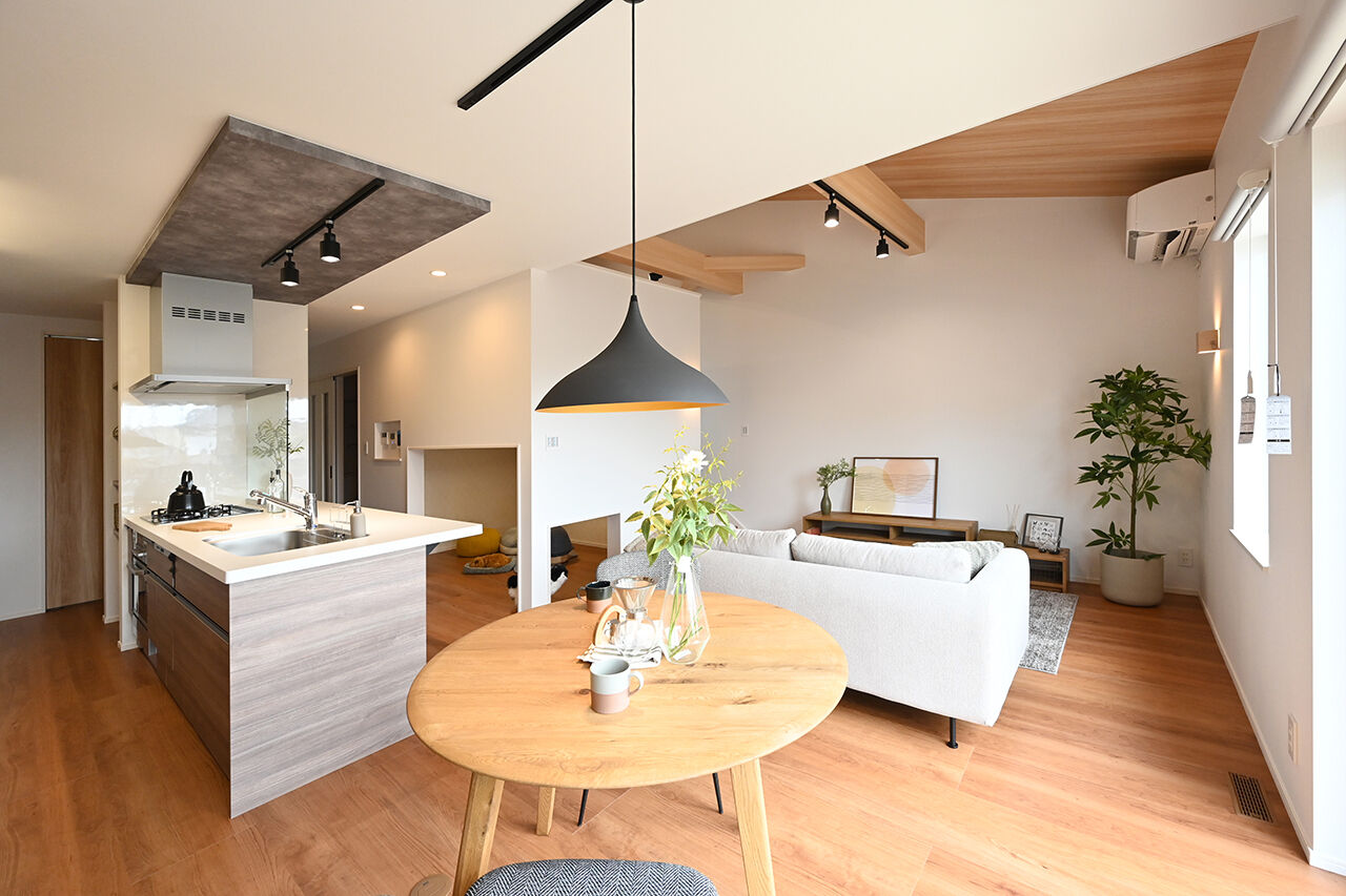 ユートピア建設 【西尾市｜29坪の平屋】スキップフロアで空間を上下に活用！ペットと快適に暮らせるガレージ付き平屋の建築実例画像2