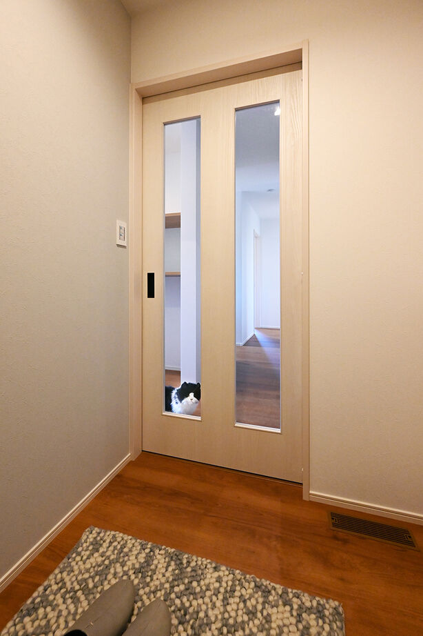 ユートピア建設 【西尾市｜29坪の平屋】スキップフロアで空間を上下に活用！ペットと快適に暮らせるガレージ付き平屋の建築実例画像7