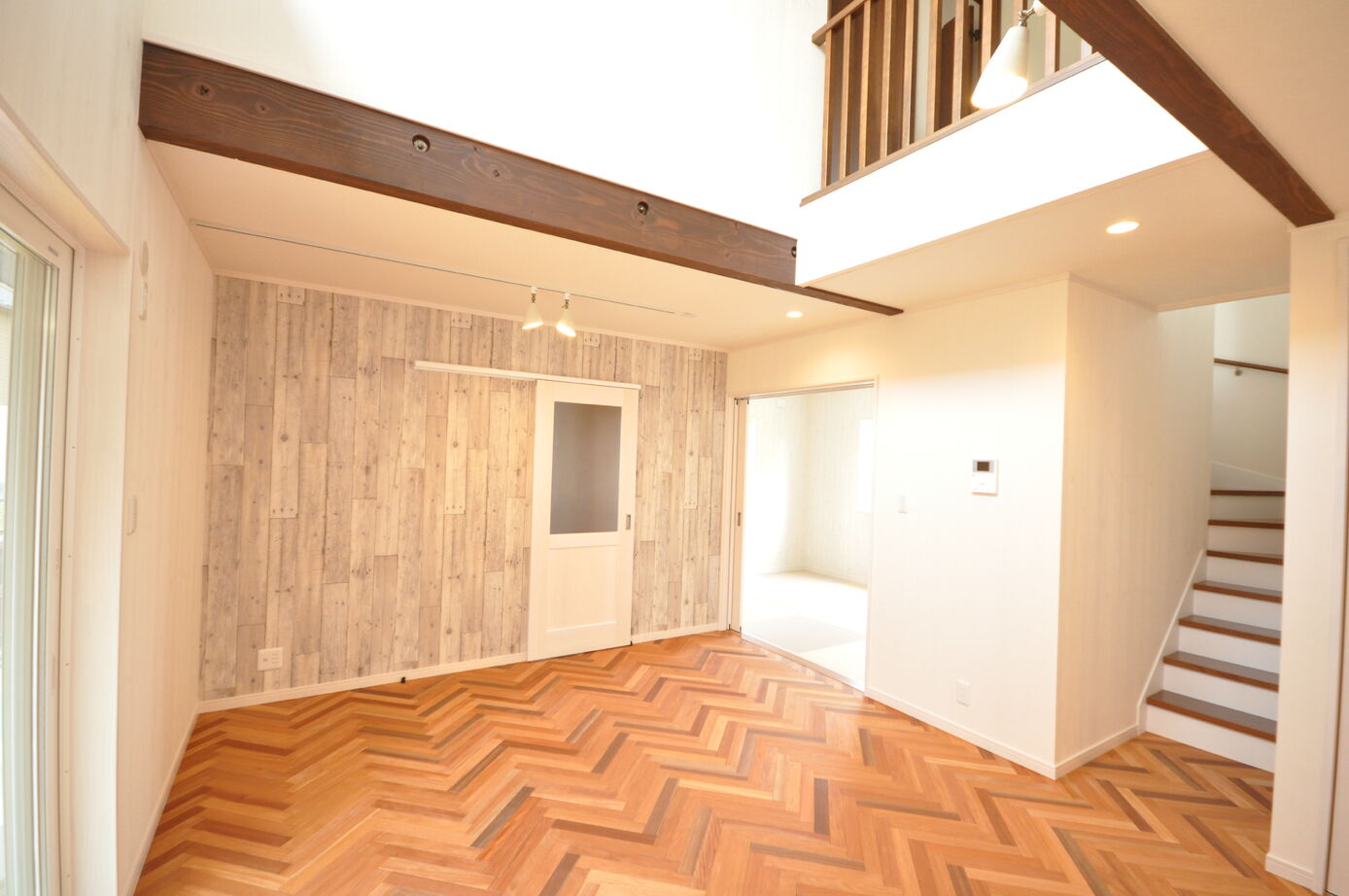 木の国工房 【2000万円台/30坪台/間取り有】天然無垢材のヘリンボーンの床や収納、吹き抜けのある子育てファミリーの家の建築実例画像2