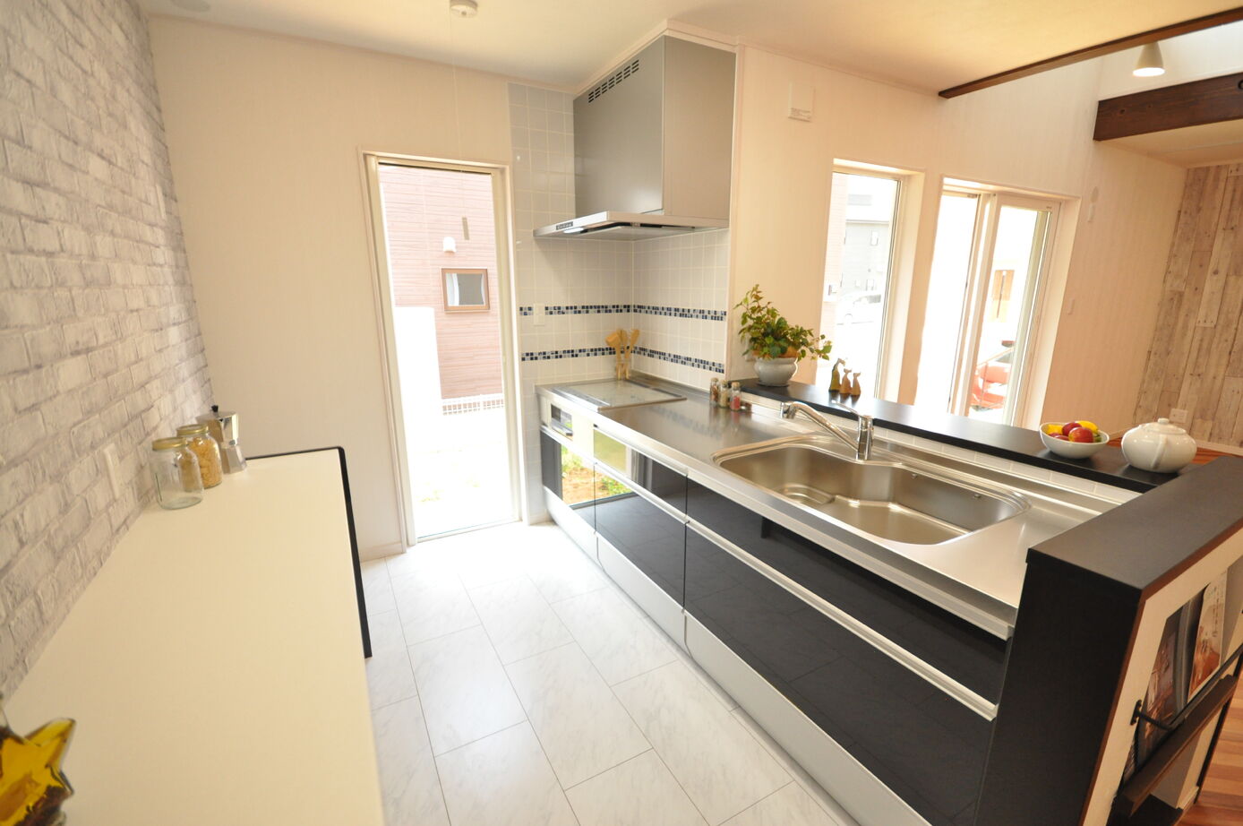 木の国工房 【2000万円台/30坪台/間取り有】天然無垢材のヘリンボーンの床や収納、吹き抜けのある子育てファミリーの家の建築実例画像3