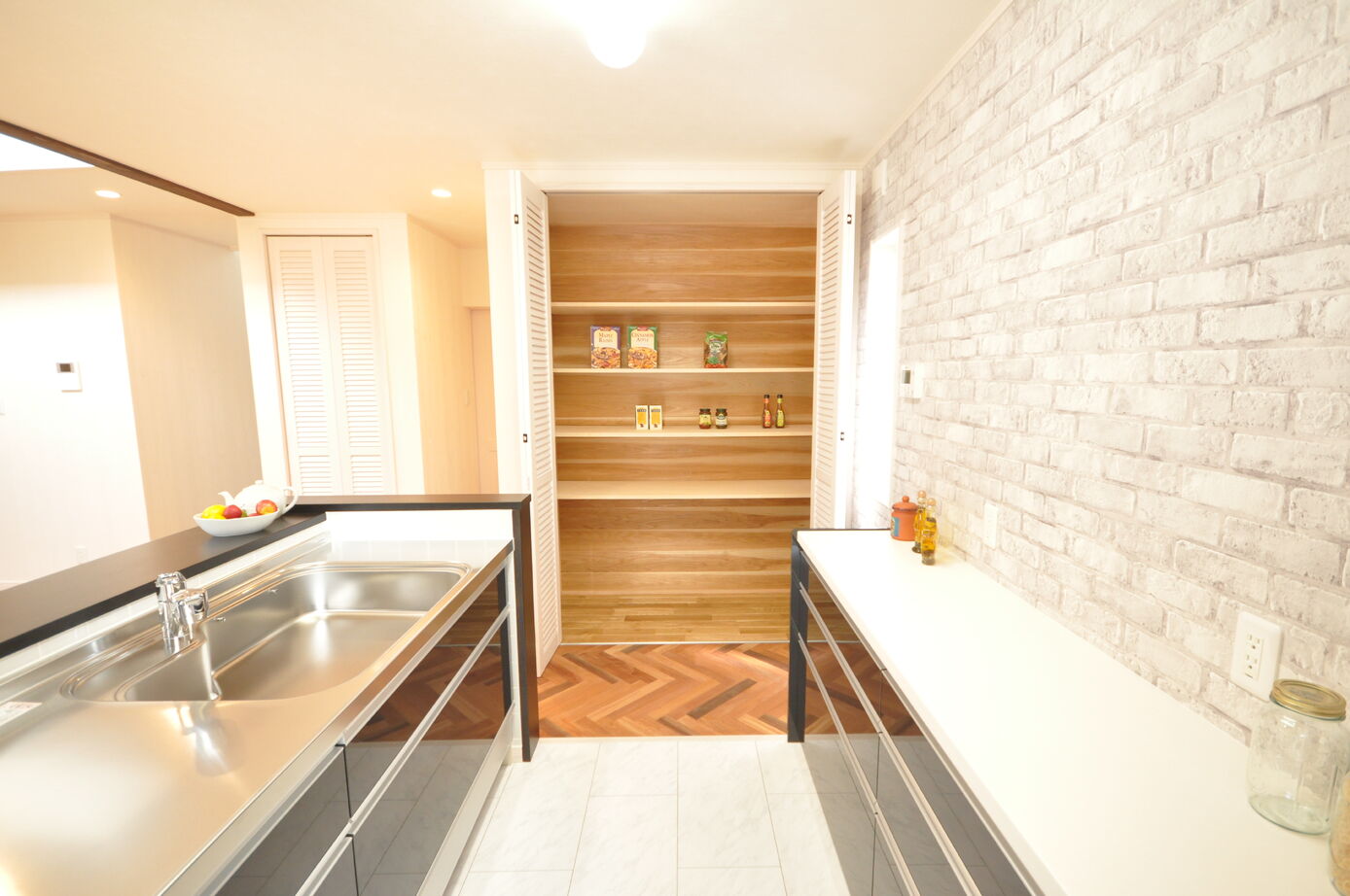 木の国工房 【2000万円台/30坪台/間取り有】天然無垢材のヘリンボーンの床や収納、吹き抜けのある子育てファミリーの家の建築実例画像4