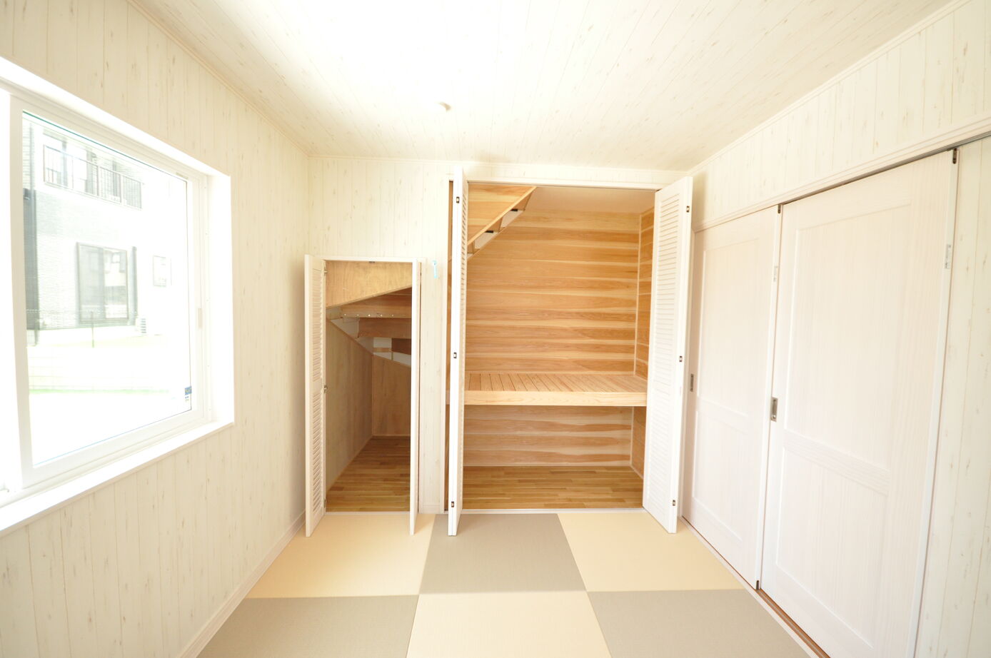 木の国工房 【2000万円台/30坪台/間取り有】天然無垢材のヘリンボーンの床や収納、吹き抜けのある子育てファミリーの家の建築実例画像5