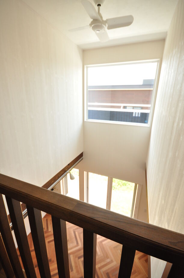 木の国工房 【2000万円台/30坪台/間取り有】天然無垢材のヘリンボーンの床や収納、吹き抜けのある子育てファミリーの家の建築実例画像6