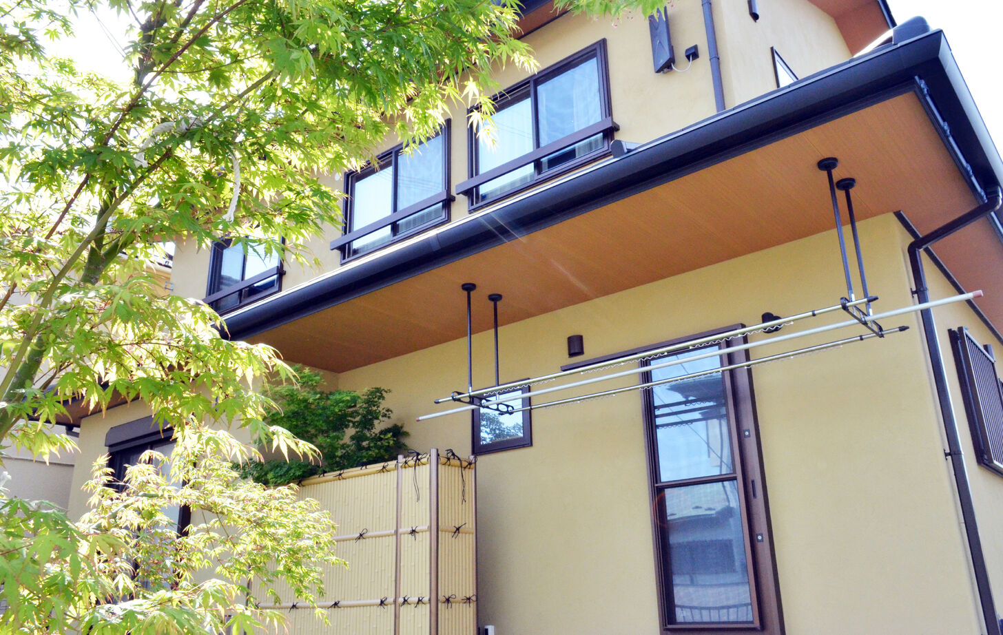 木の国工房 【2000万円台／40坪／間取り有】和室のリビング、竹垣で囲った坪庭、天然無垢材を使用した和風モダンの家の建築実例画像2