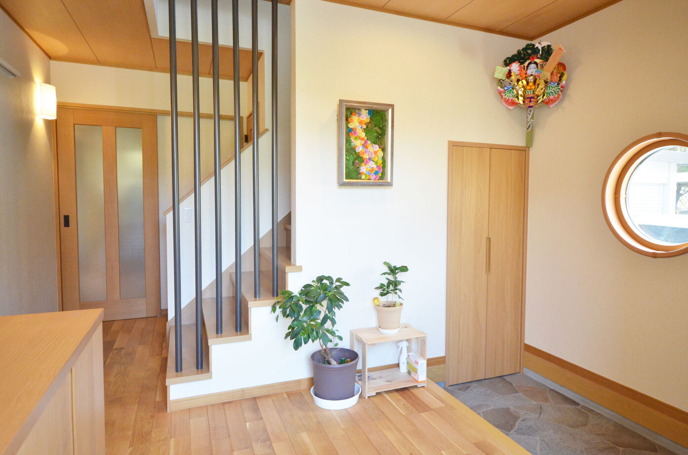 木の国工房 【2000万円台／40坪／間取り有】和室のリビング、竹垣で囲った坪庭、天然無垢材を使用した和風モダンの家の建築実例画像3