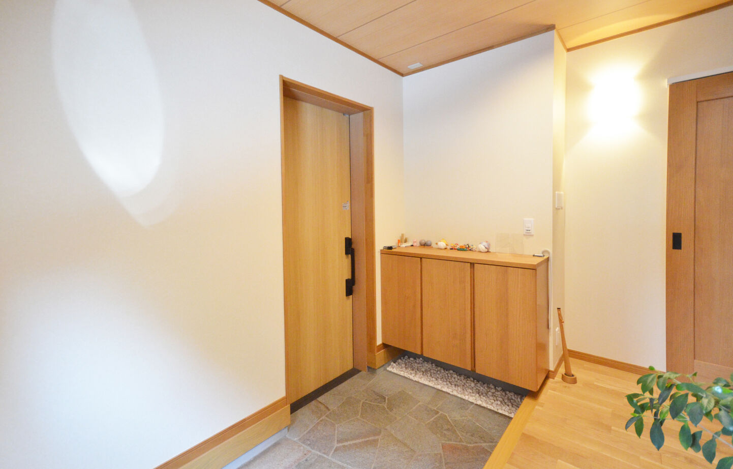 木の国工房 【2000万円台／40坪／間取り有】和室のリビング、竹垣で囲った坪庭、天然無垢材を使用した和風モダンの家の建築実例画像4