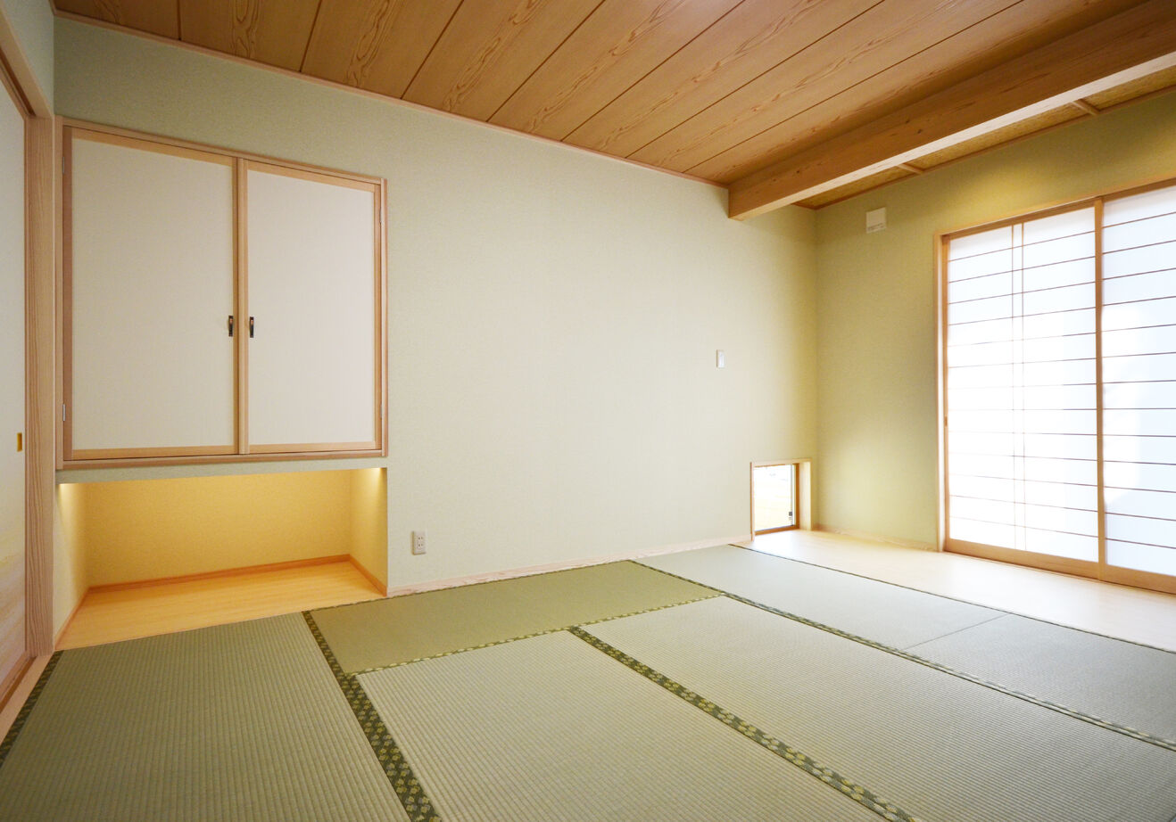 木の国工房 【2000万円台／40坪／間取り有】和室のリビング、竹垣で囲った坪庭、天然無垢材を使用した和風モダンの家の建築実例画像5