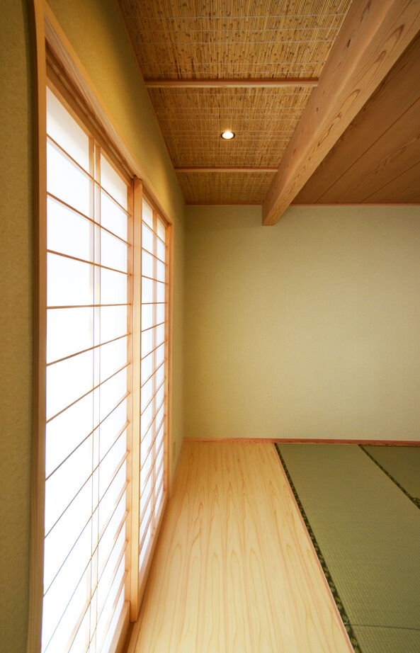 木の国工房 【2000万円台／40坪／間取り有】和室のリビング、竹垣で囲った坪庭、天然無垢材を使用した和風モダンの家の建築実例画像6