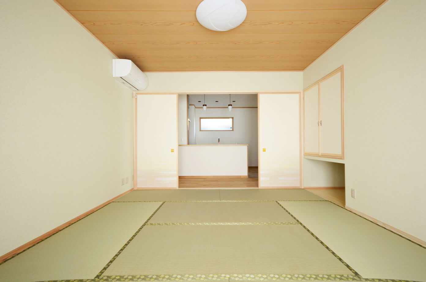 木の国工房 【2000万円台／40坪／間取り有】和室のリビング、竹垣で囲った坪庭、天然無垢材を使用した和風モダンの家の建築実例画像7