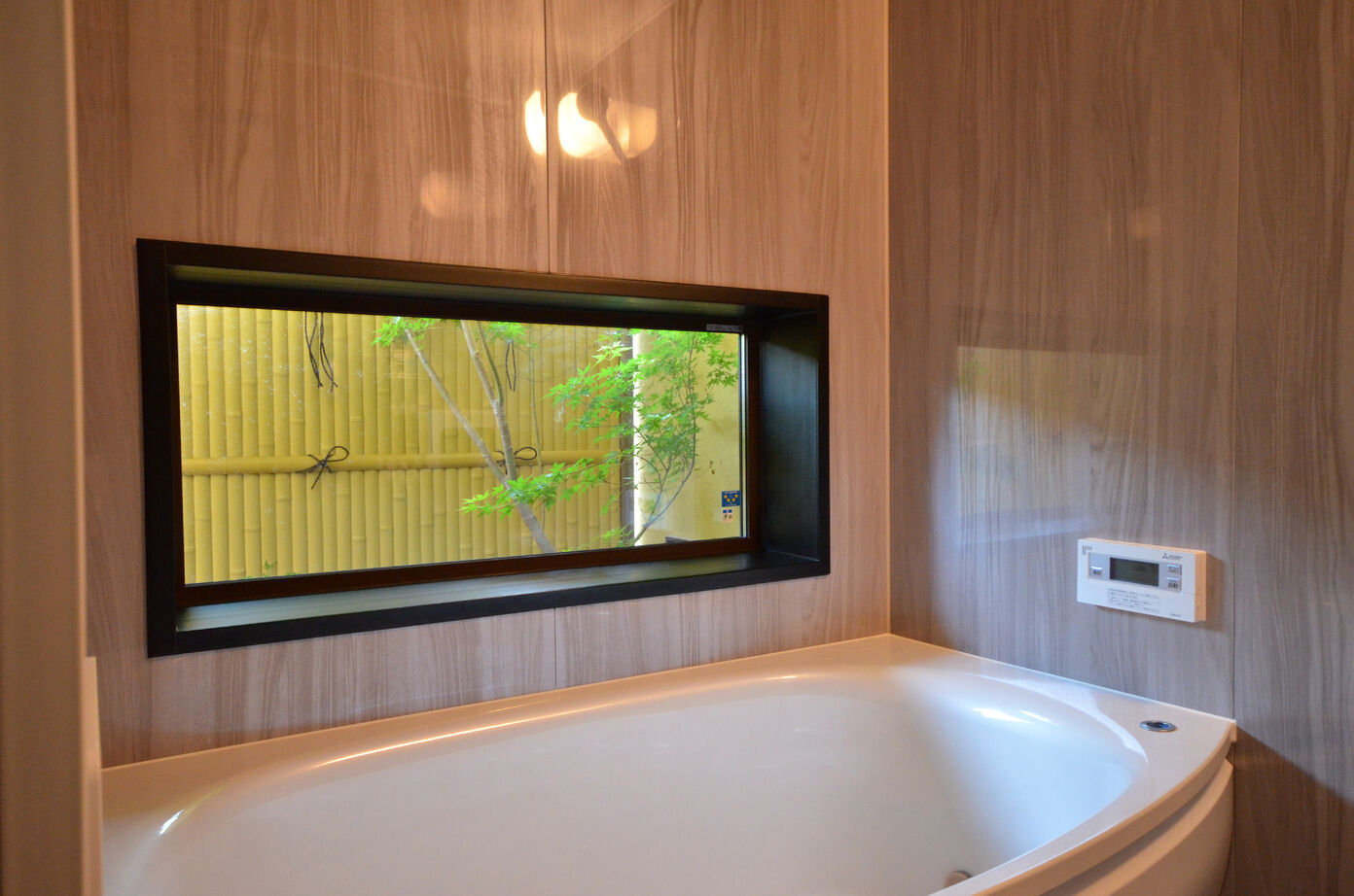 木の国工房 【2000万円台／40坪／間取り有】和室のリビング、竹垣で囲った坪庭、天然無垢材を使用した和風モダンの家の建築実例画像8